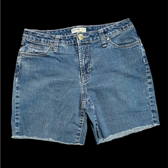 JEANSTAR PREMIUM DENIM, WOMENS SHORTS. SIZE 10
•15 1/2”-waist
•6 1/2”-inseam - Picture 1 of 3